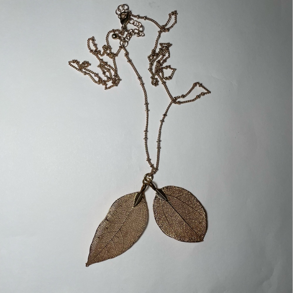Elegant Gold Leaf Pendant Necklace